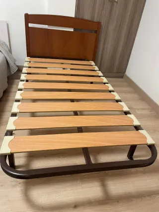 Cabecero, somier y mesita de madera.