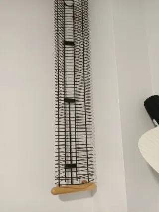 Estante metálico y madera