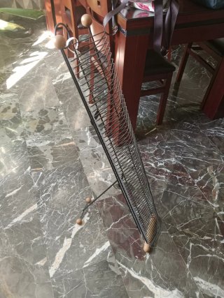 Estante metálico y madera