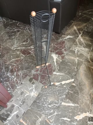 Estante metálico y madera