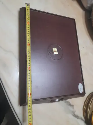 Antico vassoio decorativo con scena marittima