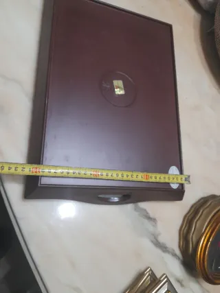 Antico vassoio decorativo con scena marittima