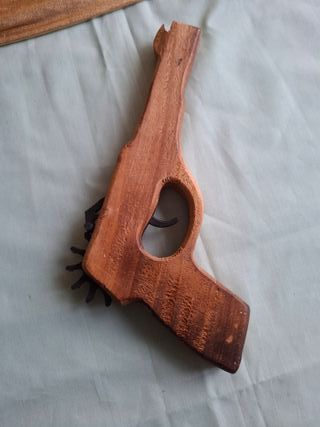 Pistola de gomas artesanal de madera