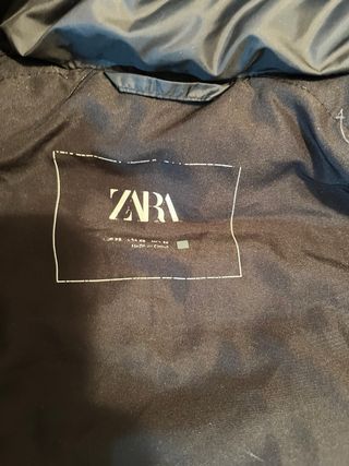 Anorak negro Zara con capucha