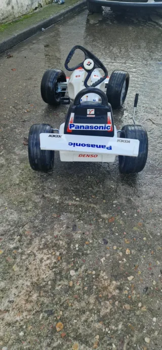 Coche de pedales Toyota