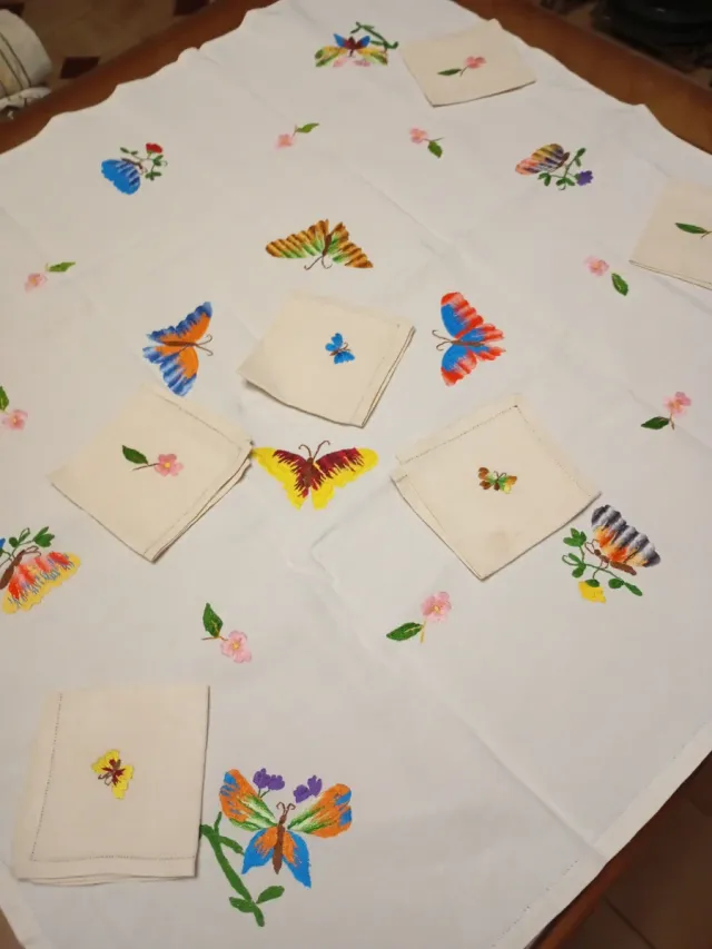 Mantelería bordada a mano con mariposas