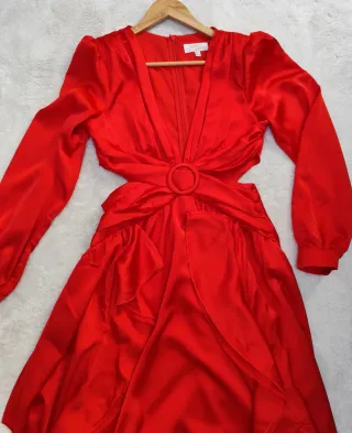 Vestido rojo con abertura y detalle de aro