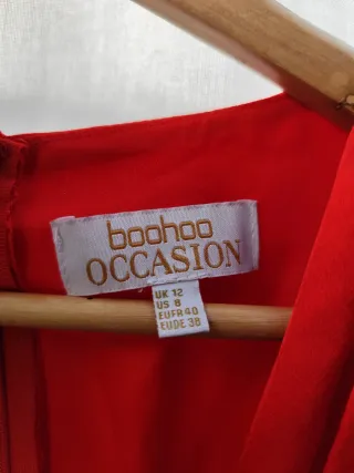 Vestido rojo con abertura y detalle de aro