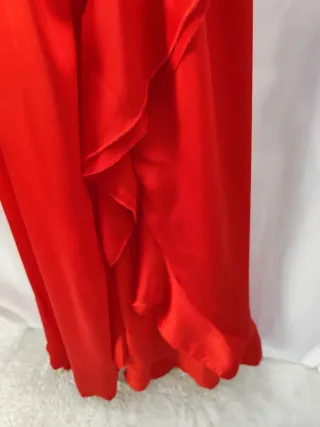 Vestido rojo con abertura y detalle de aro