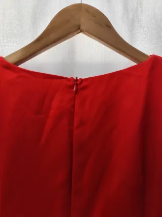 Vestido rojo con abertura y detalle de aro