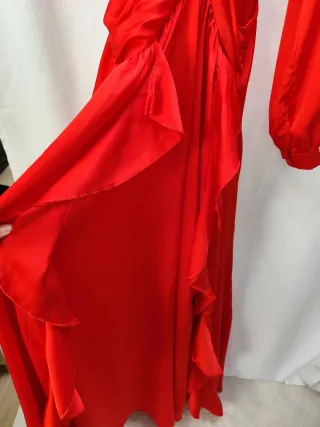 Vestido rojo con abertura y detalle de aro