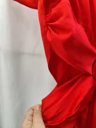 Vestido rojo con abertura y detalle de aro