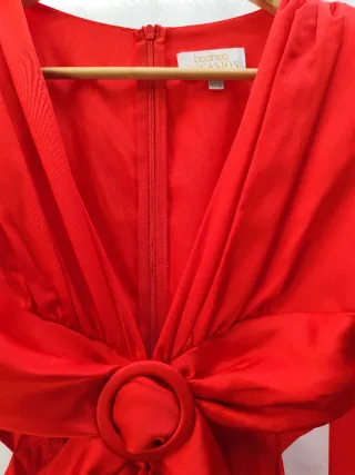 Vestido rojo con abertura y detalle de aro