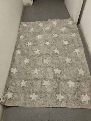 Alfombra beige y gris de tejido