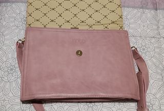 Bolso rosa con flores troqueladas Marca Noco