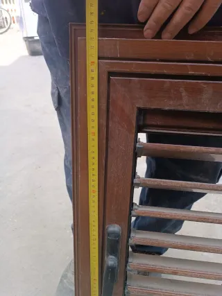 Ventana de aluminio marrón