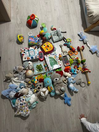 Lote Juguetes , incluye Shophie, Gusiluz, Nutria