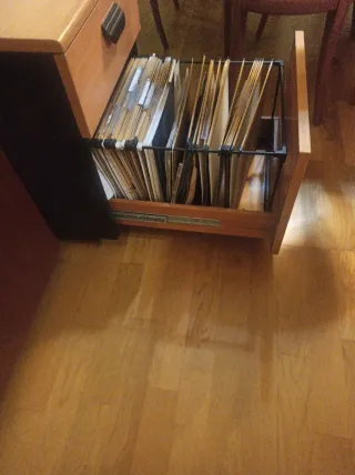 Cajonera de oficina de madera. 1 unidad.