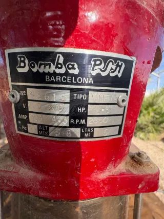 Bomba de agua roja