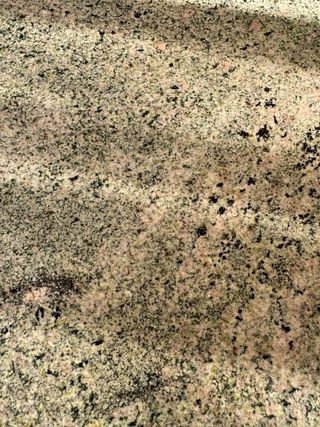 Mesa de mármol con patas de hierro