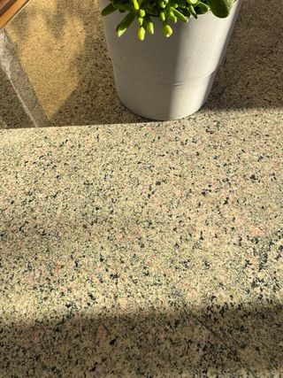 Mesa de mármol con patas de hierro