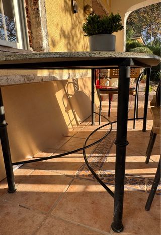 Mesa de mármol con patas de hierro