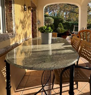 Mesa de mármol con patas de hierro