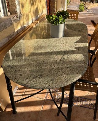 Mesa de mármol con patas de hierro