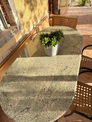 Mesa de mármol con patas de hierro