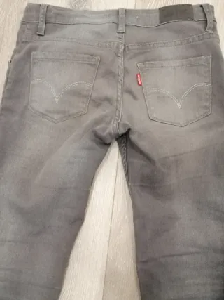 Pantalón Levi's chica gris