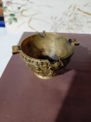 Cenicero de bronce con figuras