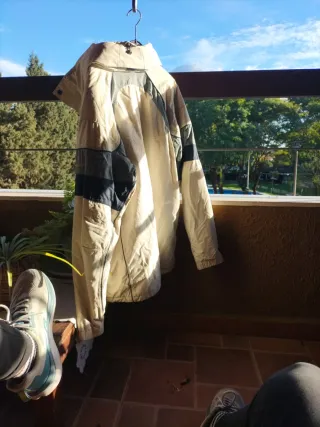 Chaqueta de pelo beige y marrón