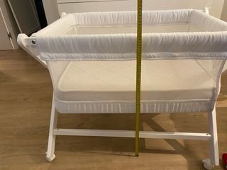 Minicuna bebé madera con ruedas