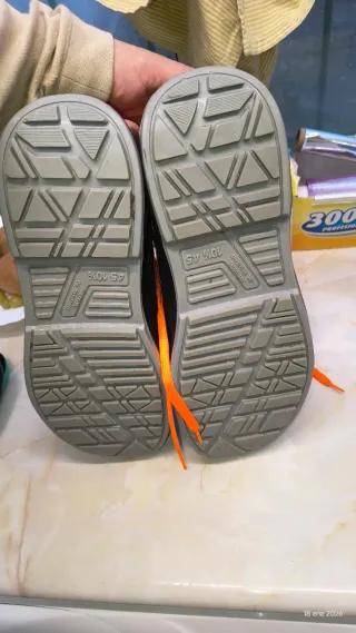 Zapatos de seguridad U-Power negros y naranjas