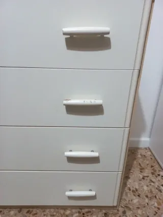 Cómoda infantil blanca 4 cajones.ñ