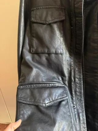 Cazadora efecto piel negra