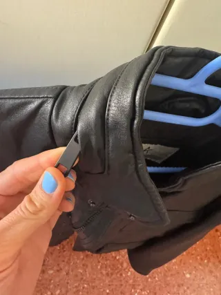 Cazadora efecto piel negra