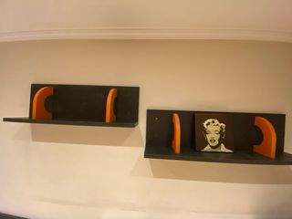 Estanterías de madera negras y naranjas