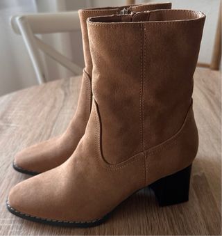 Botines de ante marrones de Sfera