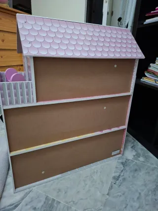 Casa de muñecas rosa con muebles