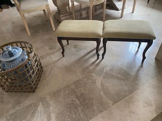 Bancos de tela y madera