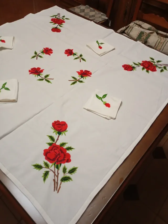 Mantelería Bordada a mano Rosas Rojas