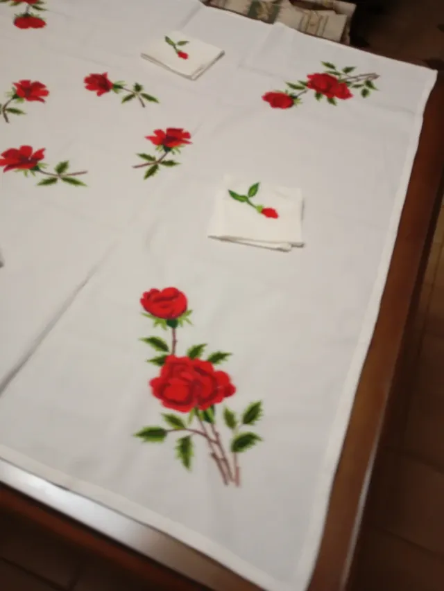 Mantelería Bordada a mano Rosas Rojas