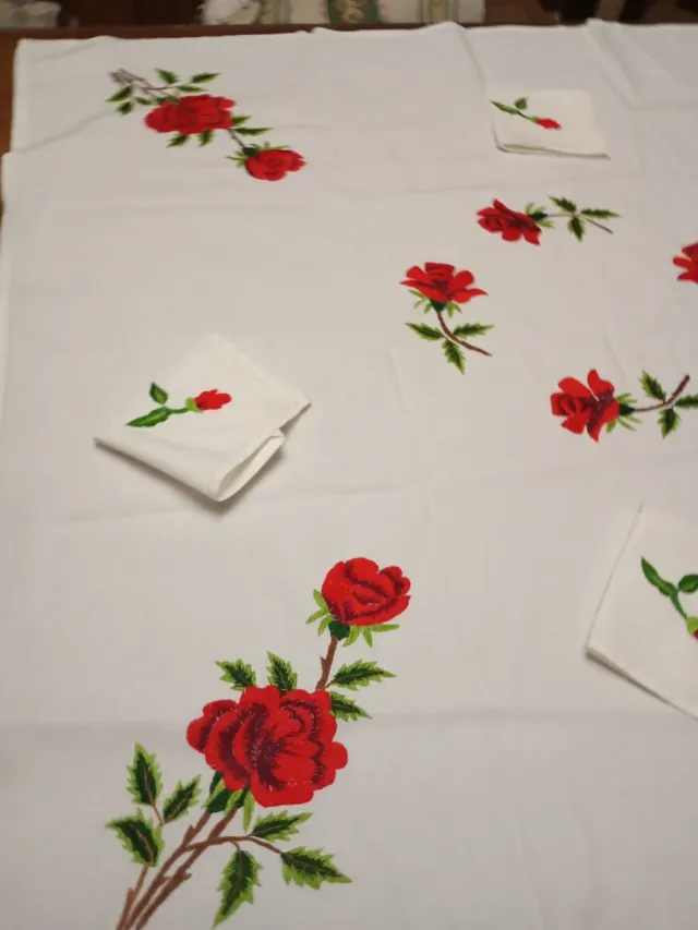 Mantelería Bordada a mano Rosas Rojas