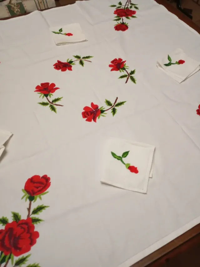 Mantelería Bordada a mano Rosas Rojas