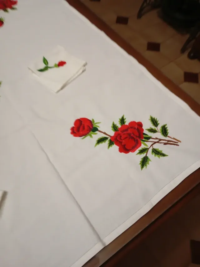 Mantelería Bordada a mano Rosas Rojas