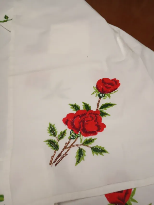 Mantelería Bordada a mano Rosas Rojas