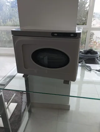 Lavabo de peluquería con ducha y algunos muebles