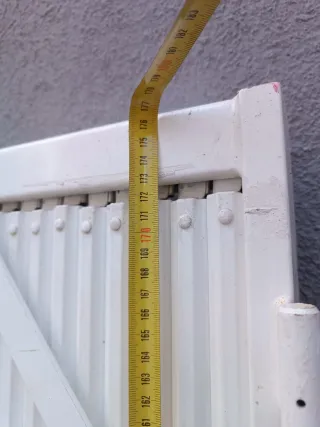 Rejas metálicas blancas plegables