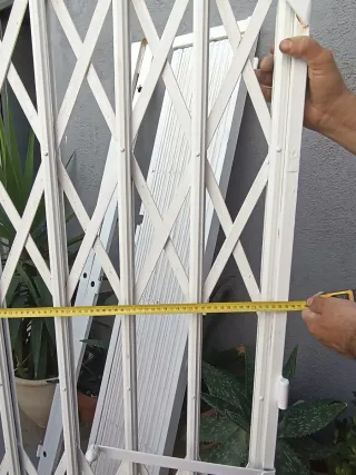 Rejas metálicas blancas plegables